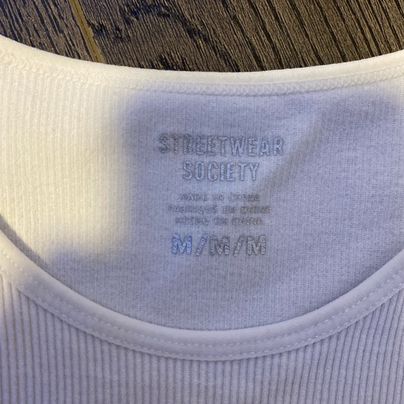 white crop top , tank top - Picture 3 of 3